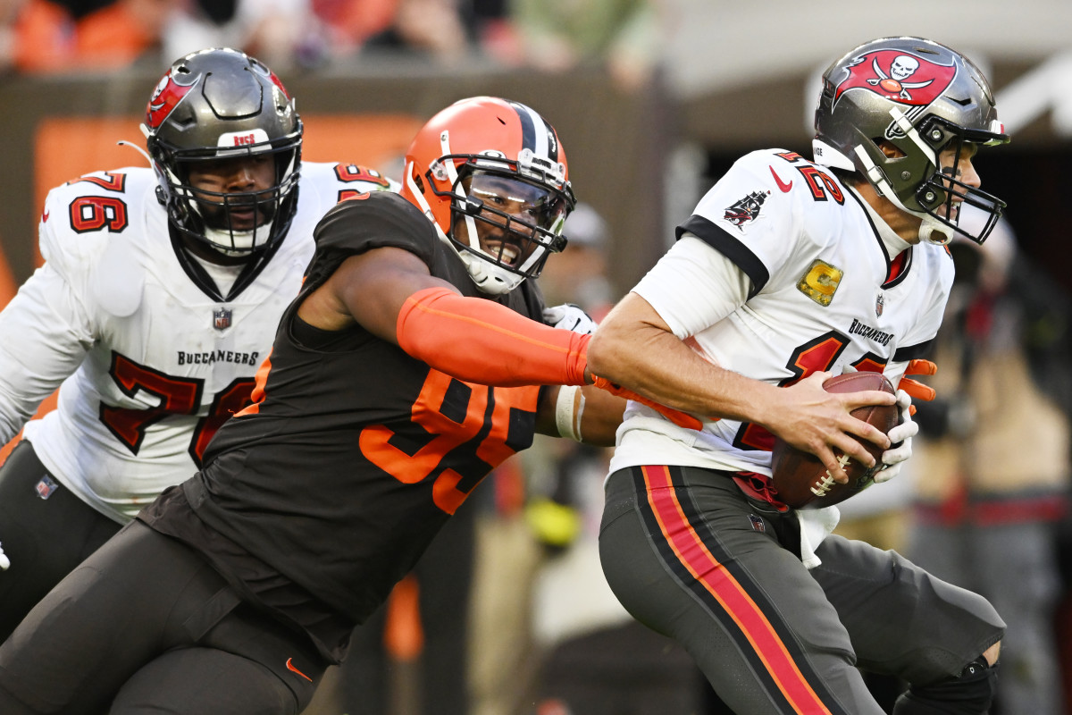 Myles Garrett reaches out to tackle Tom Brady